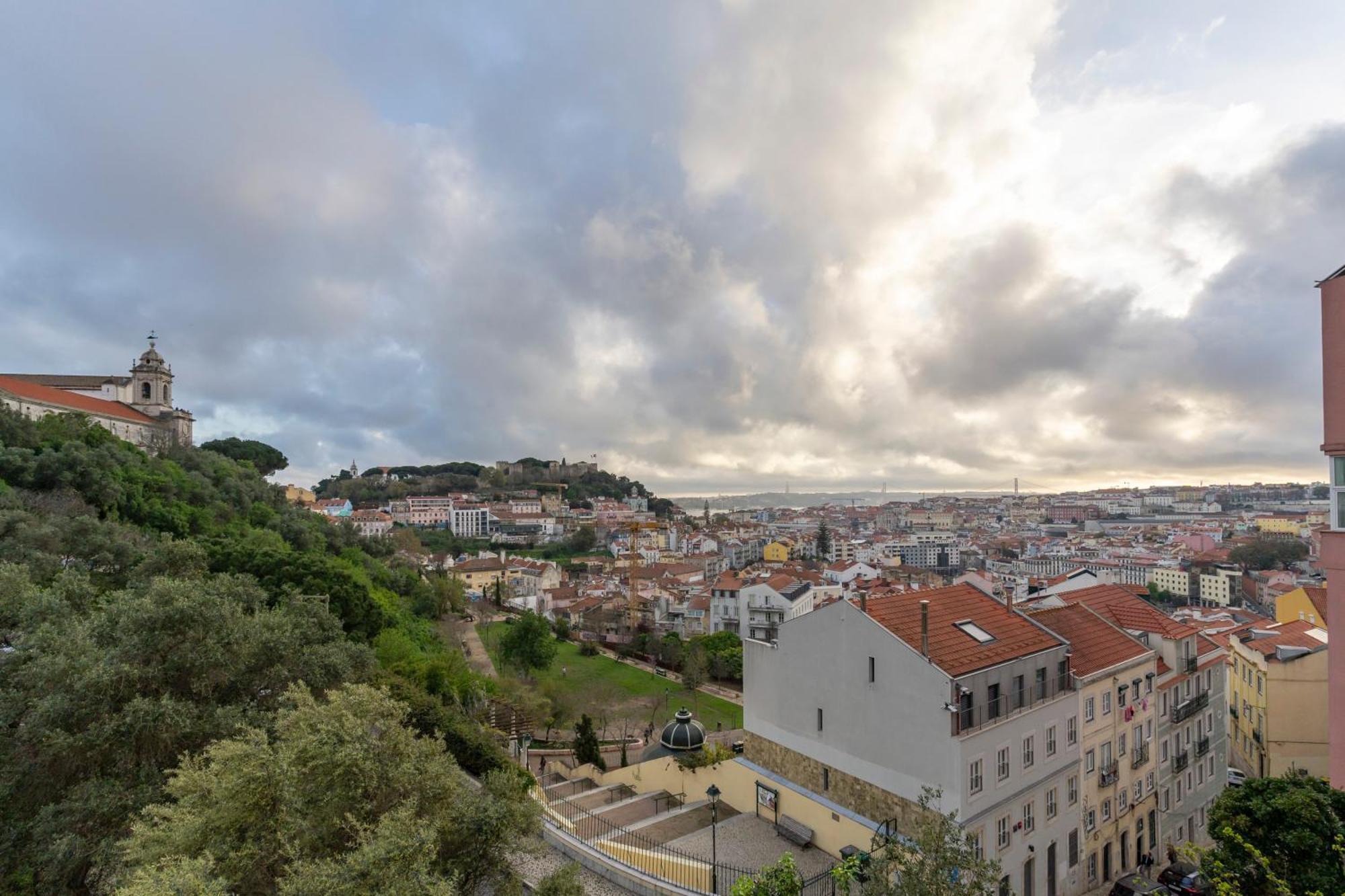 Superb Apartments Overlooking Graca In Lisbona Esterno foto